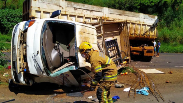 Motoristorista fica em estado grave após caminhão bate em carreta em Uberlândia