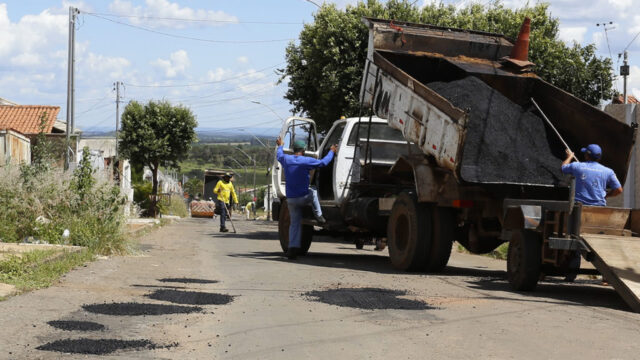 Prefeitura de Catalão realiza operação tapa-buraco em ruas da cidade