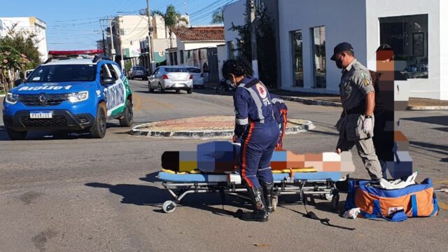Policiais militares auxiliam SAMU no atendimento à vítima de acidente de trânsito em Catalão