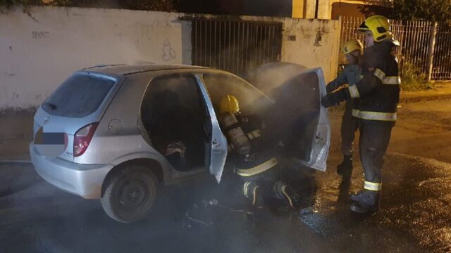 Carro pega fogo e polícia suspeita de incêndio criminoso em Catalão
