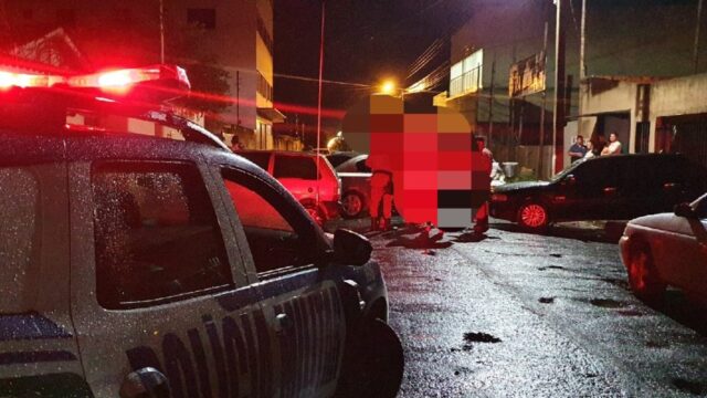 Motorista perde controle de carro e colide em cinco veículos estacionados no Bairro Ipanema, em Catalão