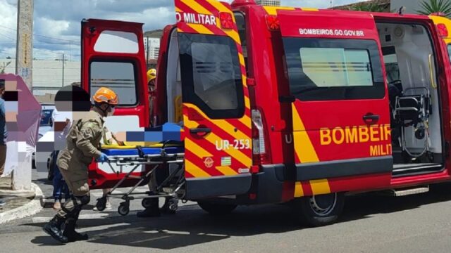 Em acidente, mulher sofre escoriações ao colidir com carro no Bairro Mãe de Deus, em Catalão