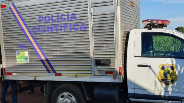 Duas pessoas morreram após ambulância colidir na traseira de caminhão na BR-153 em Goiatuba