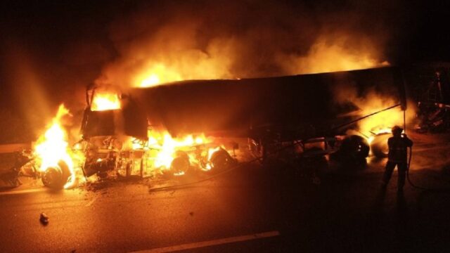 Carreta pega fogo após colidir com outra na BR-050 e causa congestionamento em Uberlândia