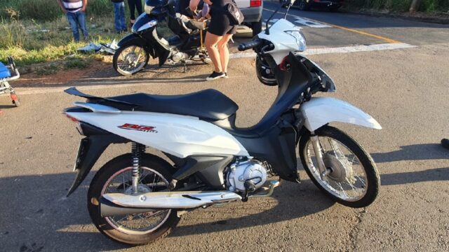 Entregadora de loja fica ferida após acidente envolvendo moto e carro em Catalão