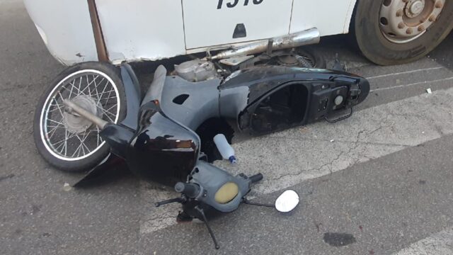 Mãe e filho ficam feridos após batida entre moto e ônibus em cruzamento no Bairro Nossa Senhora de Fátima, em Catalão
