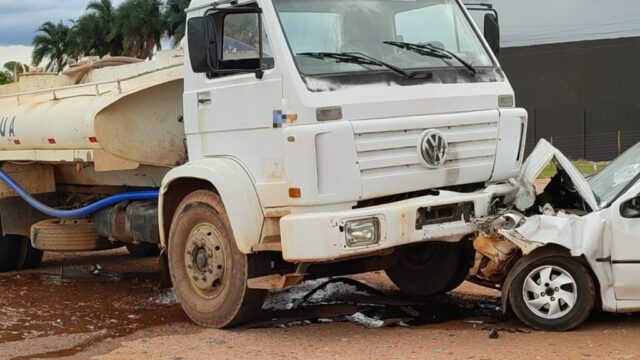 Colisão entre carro e caminhão-pipa deixa homem ferido em acidente de trânsito no trevo de acesso da GO-330 e Jardim Primavera, em Catalão