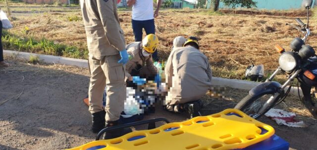Acidente entre carro e moto deixa motociclista ferido no Bairro Copacabana, em Catalão