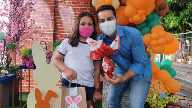 Prefeitura de Três Ranchos entrega cerca de 300 ovos de chocolate aos alunos da rede municipal