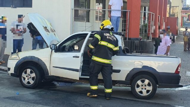 Bombeiros combatem incêndio em veículo no Bairro São João em Catalão