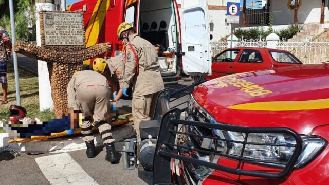 Mulher fica ferida em acidente envolvendo carro e moto no Centro, em Catalão