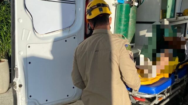 Mulher fica ferida após cair de moto ao tentar desviar de veículo em Catalão