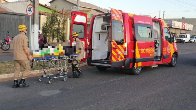 Motociclista tem suspeita de fratura na perna após colisão com caminhonete em Catalão