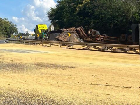 Carreta que tombou na BR-050 em Araguari é retirada e trânsito é liberado