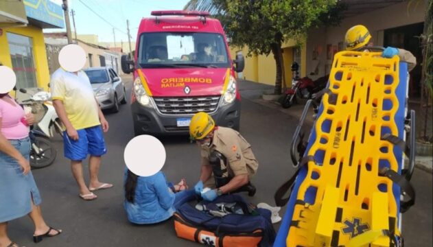 Mulher em moto fica ferida após colidir contra porta de carro na Vila União, em Catalão