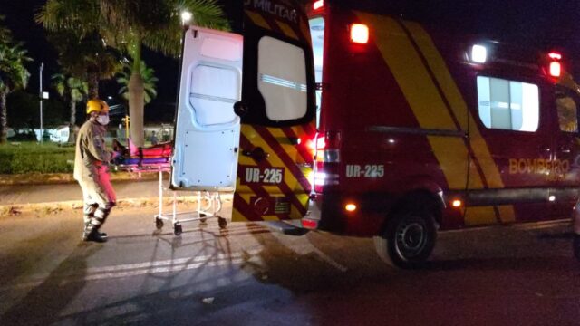 Em ultrapassem motociclista bate de frente com carro, fica com ferimentos e deixa veículos com danos materiais em Catalão