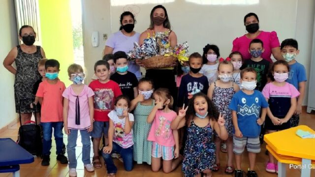 Secretaria Municipal de Assistência Social de Cumari, entrega ovos de páscoa para crianças da creche
