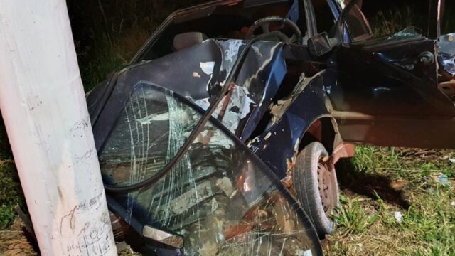 Em Catalão, motorista fica ferido após colidir carro contra poste no bairro Ipanema