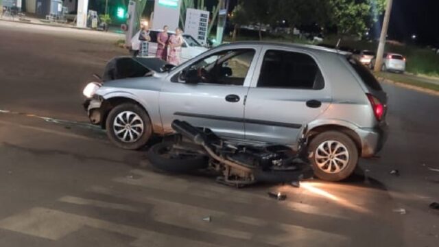 Mulher fica ferida após colisão entre moto e carro em Catalão