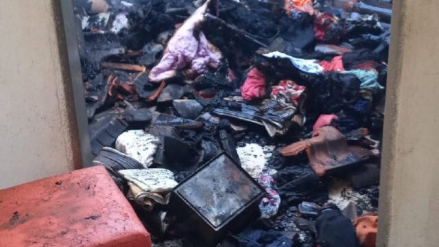 Bombeiros combatem incêndio em residência em Araguari (MG)