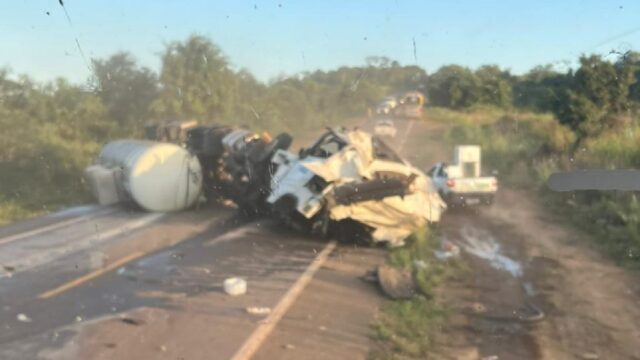 Grave acidente envolvendo carreta e colheitadeira deixa duas pessoas feridas na GO-330 entre Ipameri e Urutaí