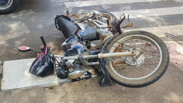 Colisão entre motos em cruzamento no centro de Catalão deixa três feridos