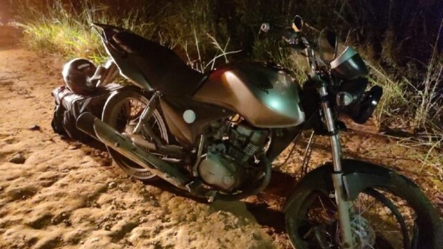 Queda de moto deixa duas mulheres feridas no bairro Conquista em Catalão