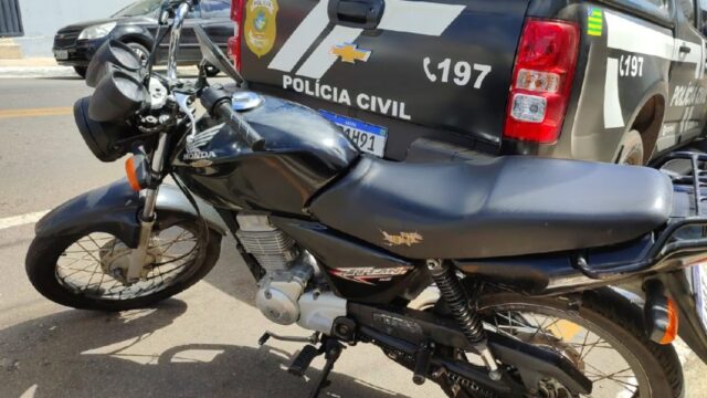 PM recupera moto, apreende droga e prende dois homens em Catalão
