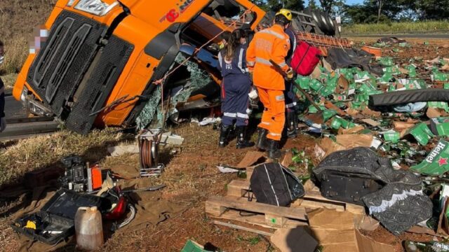 Carreta carregada com cerveja tomba e motorista morre na BR-050 em Araguari