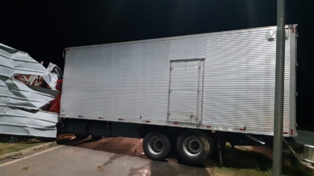 Motorista dorme no volante e caminhão colide contra base da Eco050, em Campo Alegre de Goiás