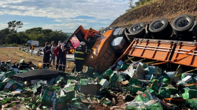 Motorista fica preso às ferragens após tombamento de carreta na BR-050