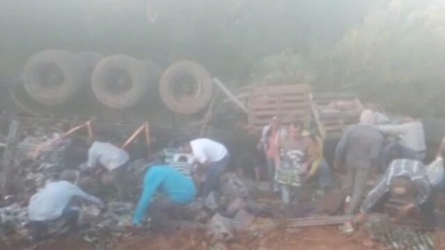 Carreta carregada de cerveja tomba e carga é saqueada, em Ipameri; VÍDEO