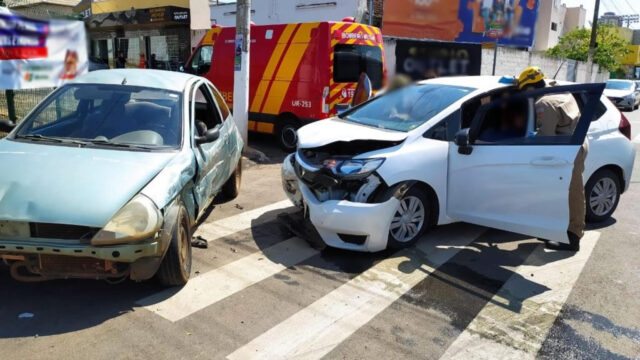 Acidente em cruzamento de rua e avenida deixa duas pessoas feridas em Catalão