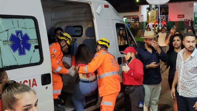 Touro invade arquibancada e deixa várias pessoas feridas durante Fenacafé, em Patrocínio