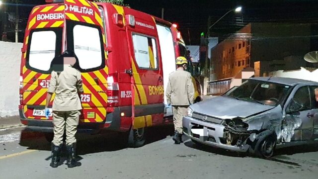 Motorista perde controle, atinge lixeira e veículo estacionado em rua de Catalão