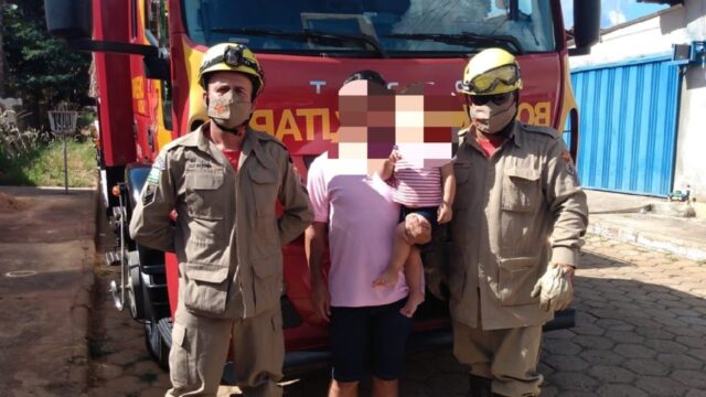 Bombeiros resgatam criança de 2 anos que ficou presa em quarto, em Ipameri