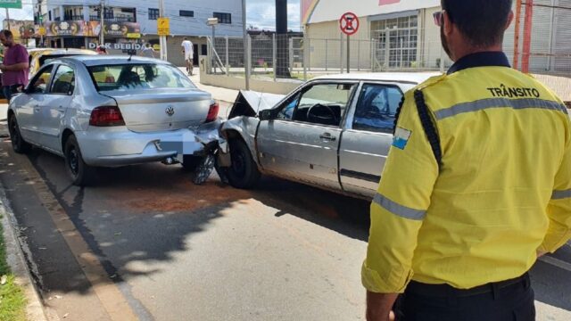 Engavetamento com quatro carros é registrado na avenida José Marcelino