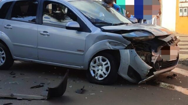 Em Catalão, condutora perde o controle do seu veículo, sobe em canteiro de avenida e colide em outros carros