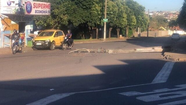 Caminhão 'enrosca' caçamba em fios de telefonia e internet e derruba poste em Catalão