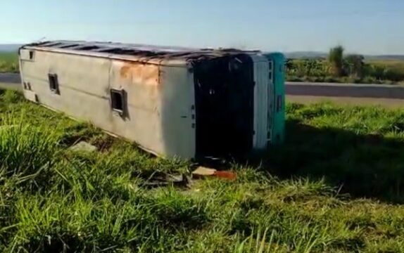 Ônibus com 22 passageiros capota na BR-060 e deixa feridos, diz PRF