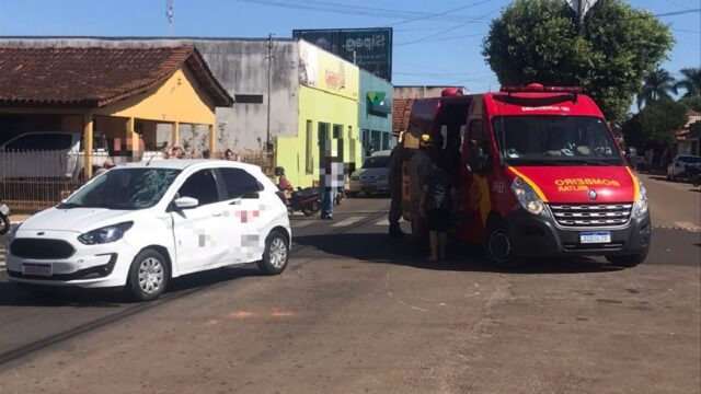 Duas mulheres ficam feridas em acidente entre carro e moto, em Ouvidor