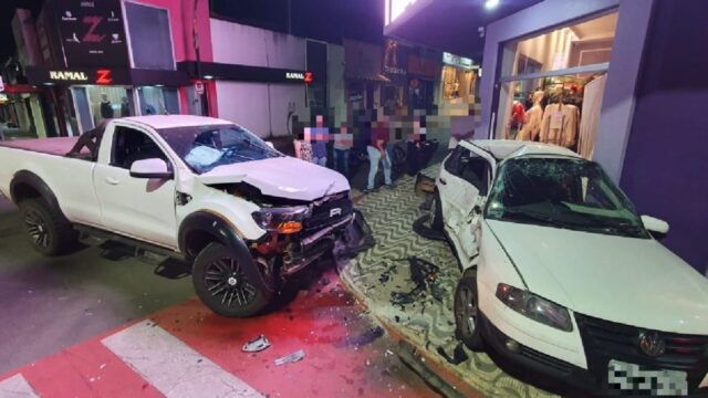 Motoristas saem ilesos após grave acidente no centro de Catalão