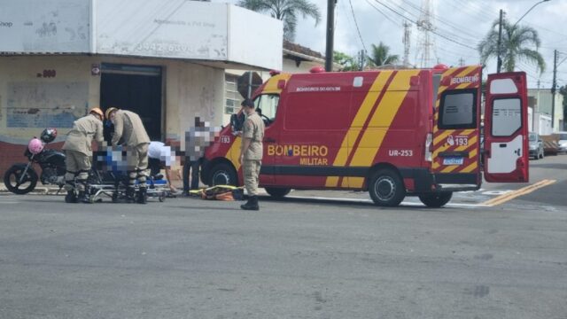 Colisão entre moto e caminhonete deixa mulher ferida no Bairro Nossa Senhora de Fátima em Catalão