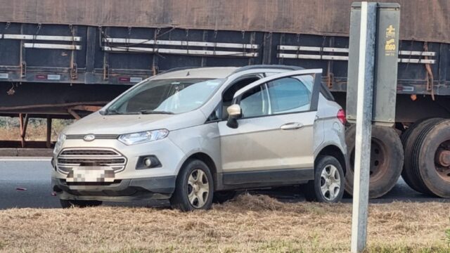 Colisão entre carreta e carro na BR-050 deixa trânsito lento em rotatória de acesso ao Bairro Santa Terezinha, em Catalão