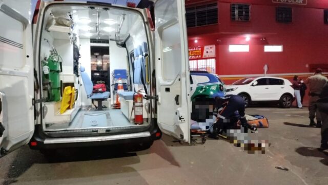 Motociclista faz ultrapassagem pela direita, colide contra veículo e fica ferido, em Catalão