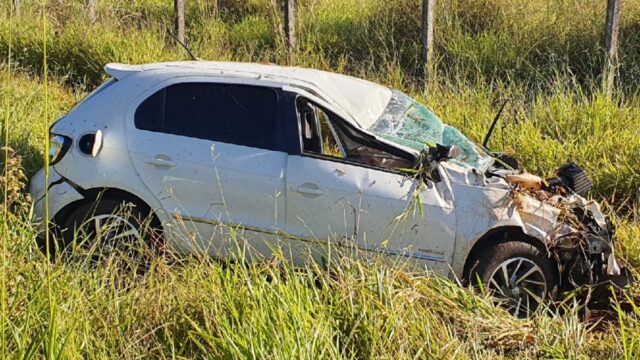 Homem perde controle de carro e capota na GO-330, em Catalão