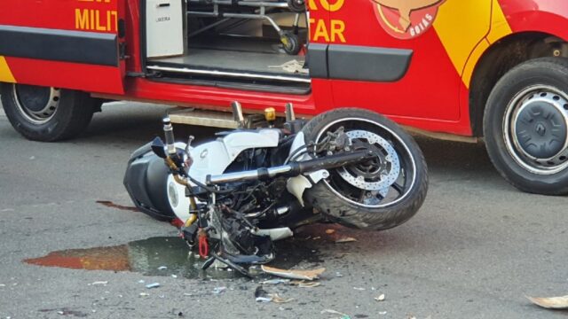 Colisão entre moto e carro na Avenida José Marcelino deixa duas pessoas feridas em Catalão