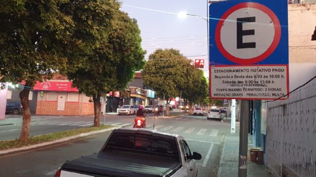 Monitora de estacionamento rotativo é agredida por motorista em Catalão
