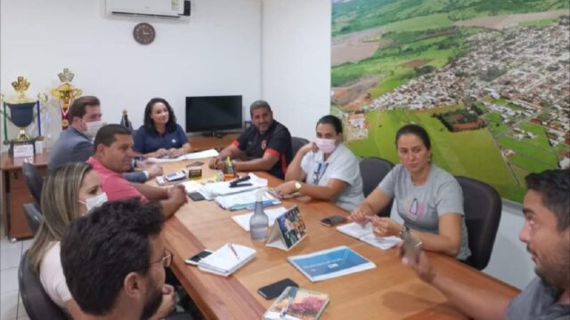 Prefeitura de Ouvidor, CMOC e ABECAT iniciam parceria para implantação de escola de futebol