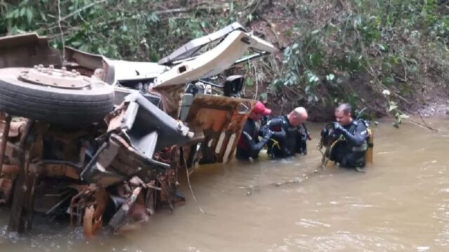 Motorista morre após carreta cair de ponte na GO-020 no município de Santa Cruz de Goiás